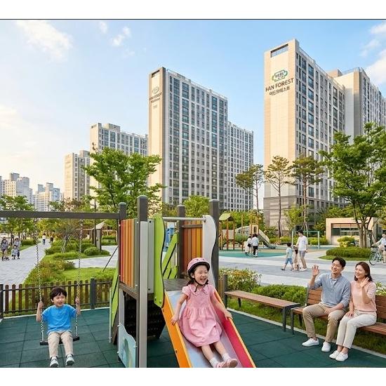 이안포레스트청주 주변에는 부모산과 주봉저수지가 위치한 것으로 안내되고 있습니다. 일상에서 녹지와 수변 환경을 가깝게 접할 수 있는 여건으로, 도심 접근성과 쾌적한 주변 환경을 함께 고려하는 분들에게 참고할 만한 요소입니다.